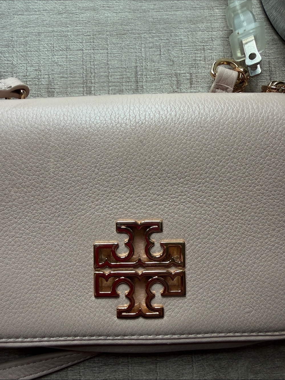 Tory Burch Small Crossbody Bag in Light Blush with Gold Logo - Picture 2 of 4